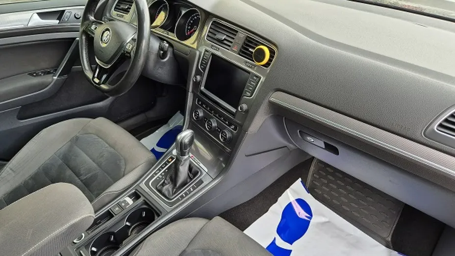 VOLKSWAGEN Golf -