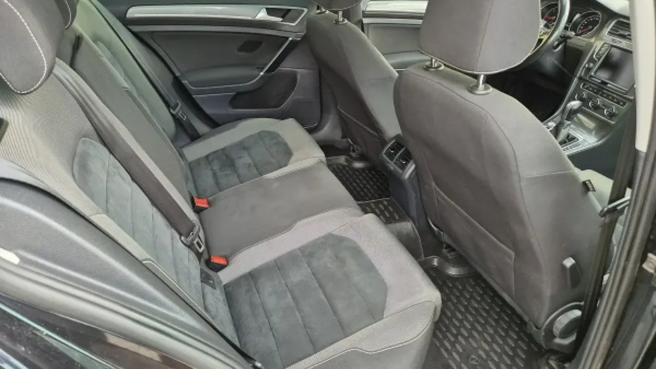 VOLKSWAGEN Golf -