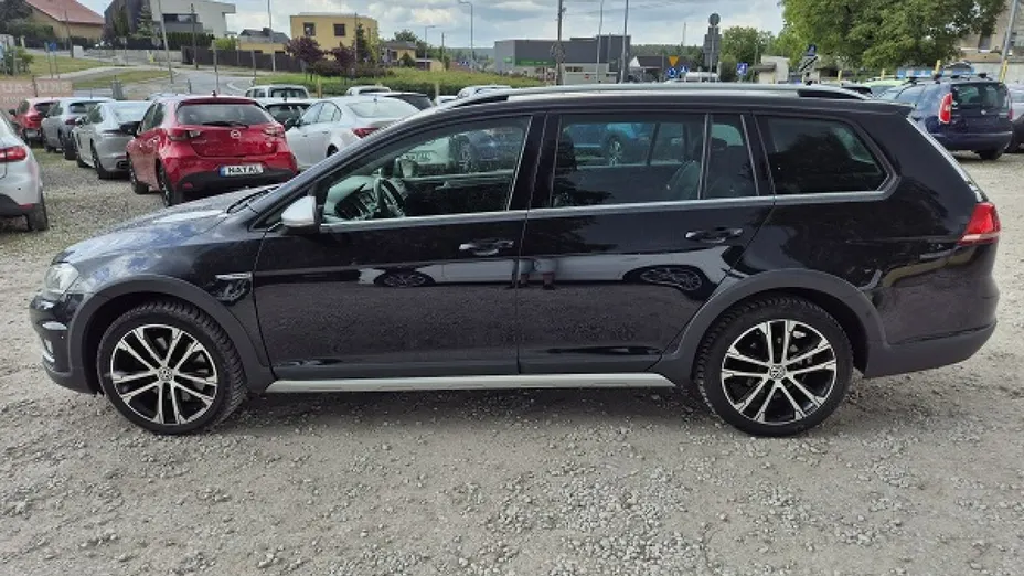 VOLKSWAGEN Golf -