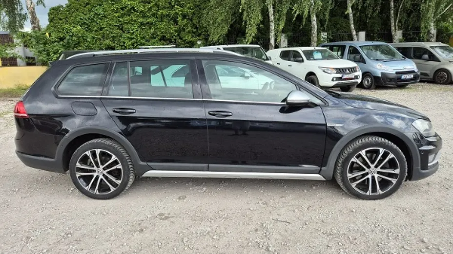VOLKSWAGEN Golf -