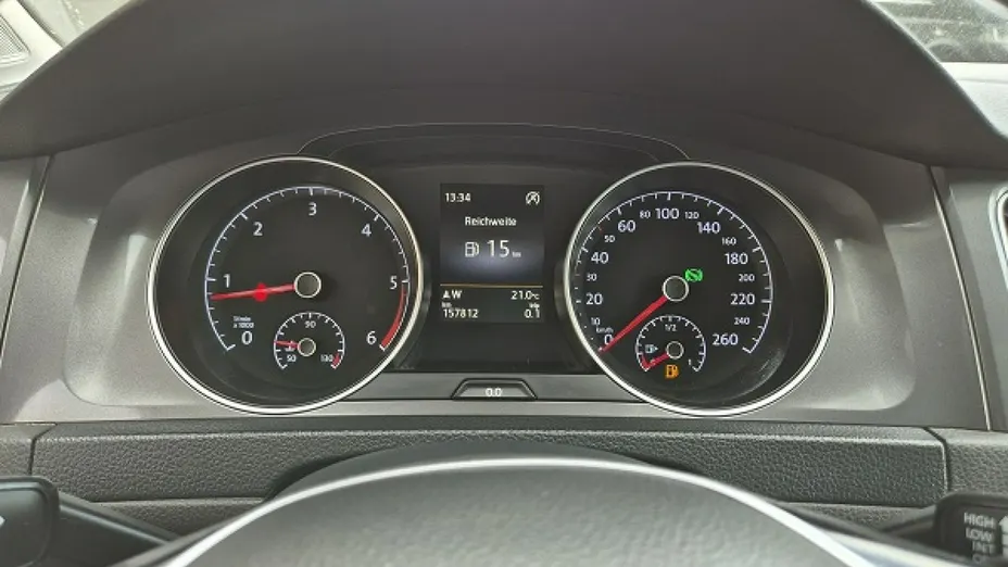 VOLKSWAGEN Golf -