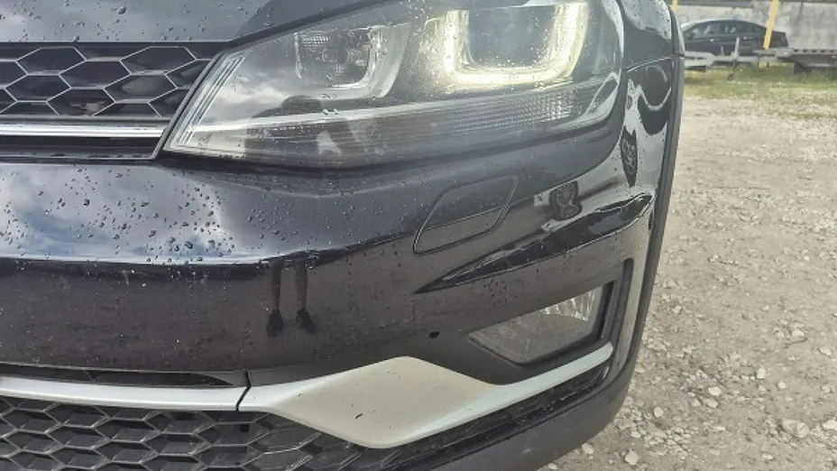 VOLKSWAGEN Golf -