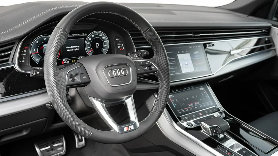 AUDI Q8 -