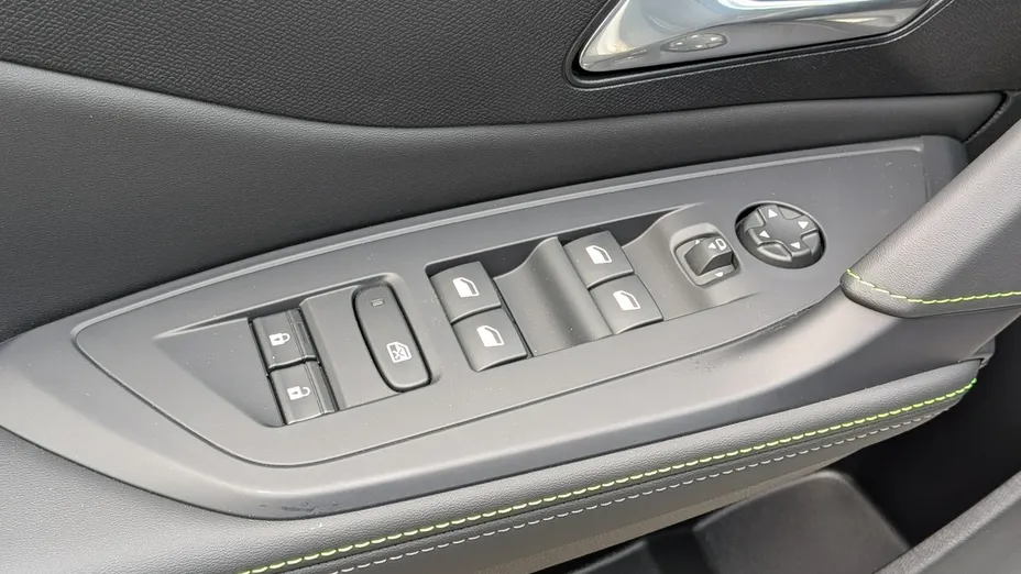PEUGEOT 408 -