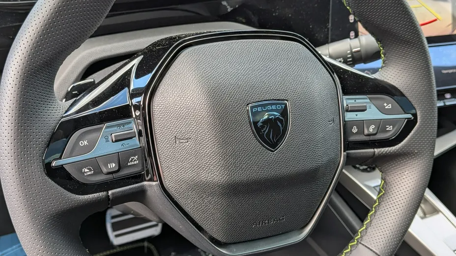 PEUGEOT 408 -