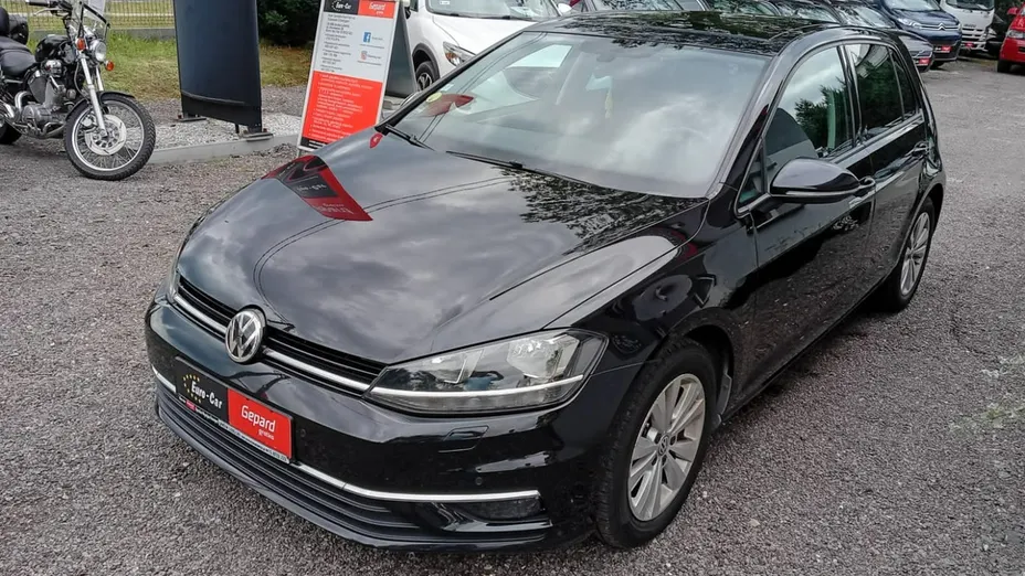 VOLKSWAGEN Golf -