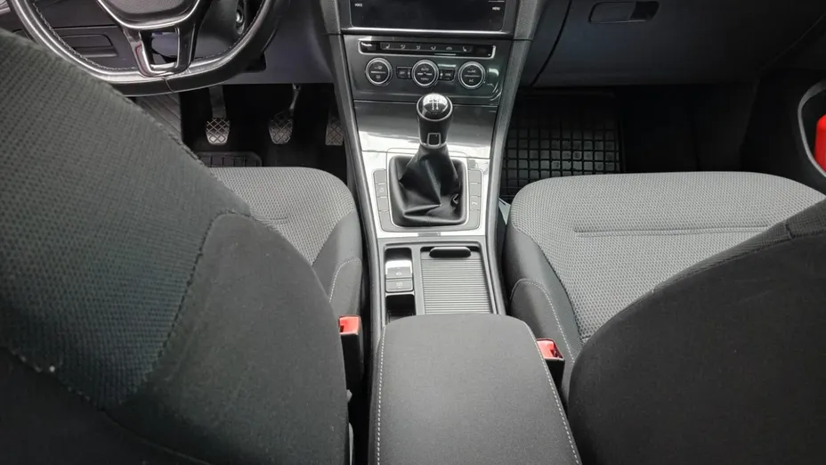 VOLKSWAGEN Golf -