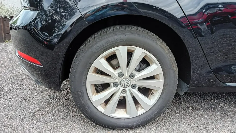 VOLKSWAGEN Golf -