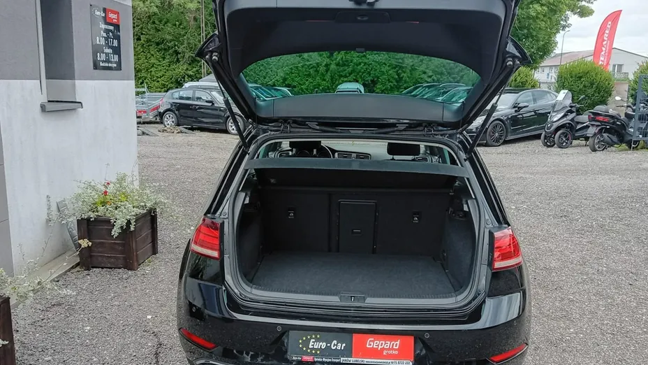 VOLKSWAGEN Golf -