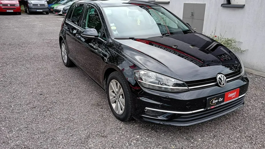 VOLKSWAGEN Golf -