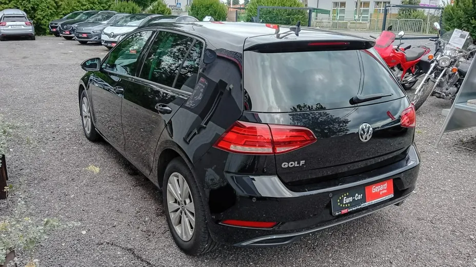 VOLKSWAGEN Golf -