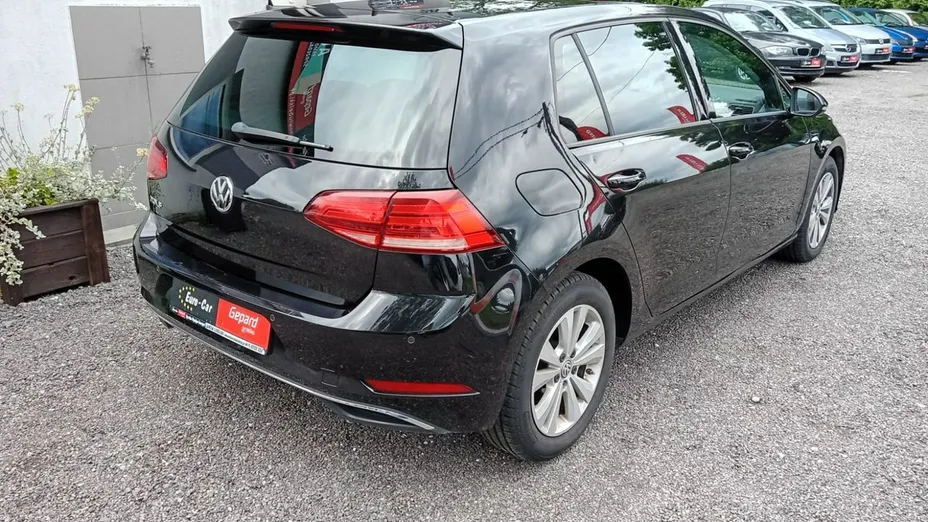 VOLKSWAGEN Golf -
