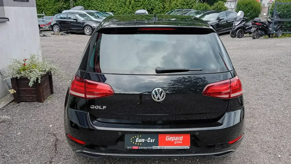 VOLKSWAGEN Golf -