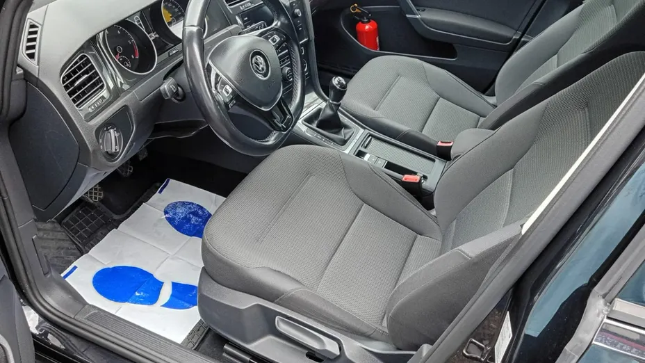 VOLKSWAGEN Golf -