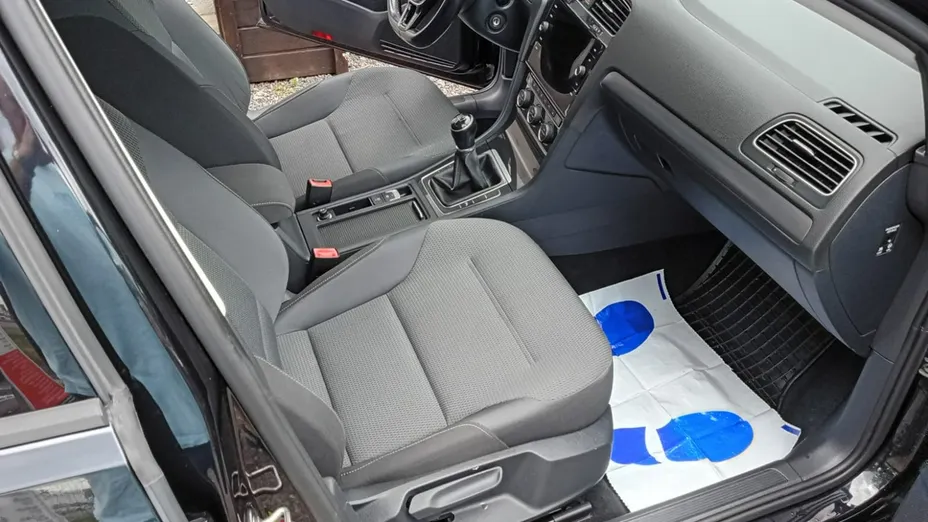 VOLKSWAGEN Golf -