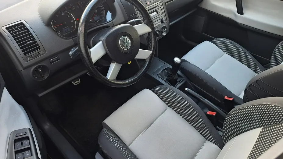VOLKSWAGEN Polo -