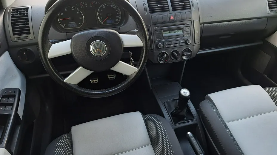 VOLKSWAGEN Polo -
