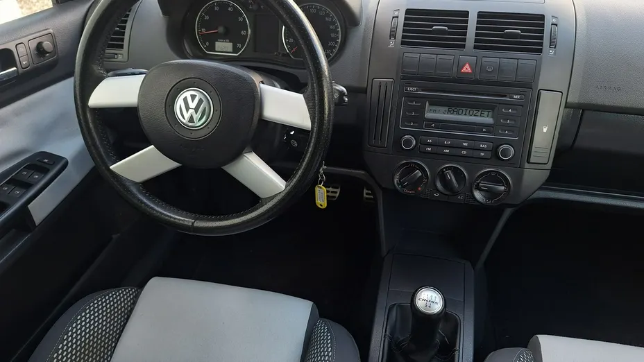 VOLKSWAGEN Polo -