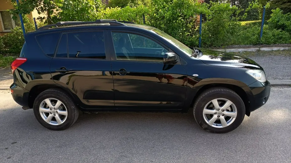 TOYOTA RAV4 -
