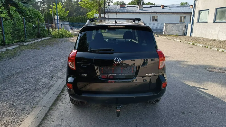 TOYOTA RAV4 -