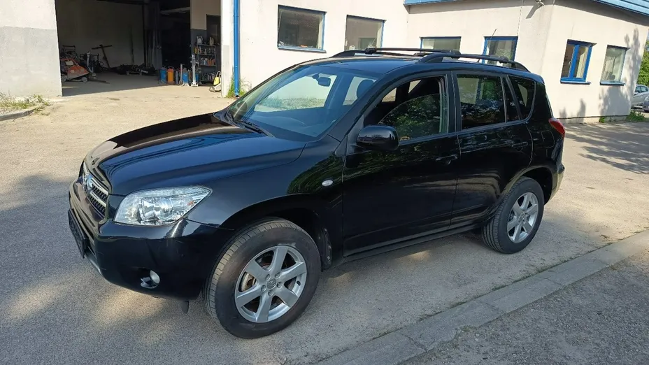 TOYOTA RAV4 -