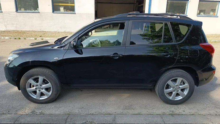 TOYOTA RAV4 -