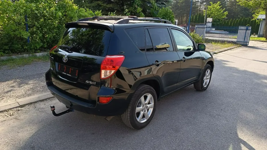 TOYOTA RAV4 -