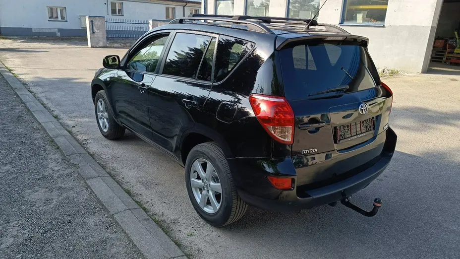 TOYOTA RAV4 -