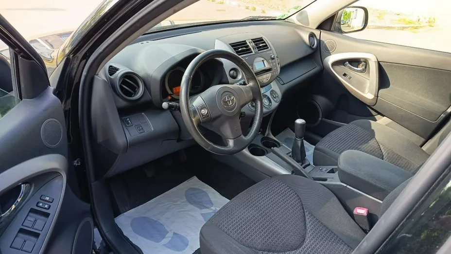 TOYOTA RAV4 -