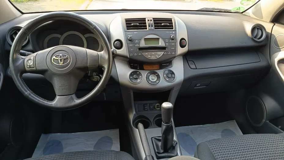 TOYOTA RAV4 -