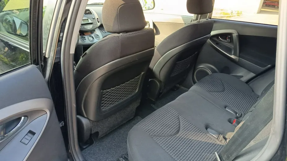 TOYOTA RAV4 -