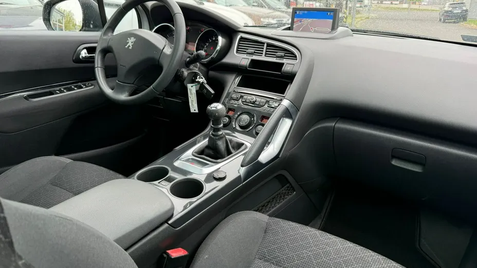 PEUGEOT 3008 -