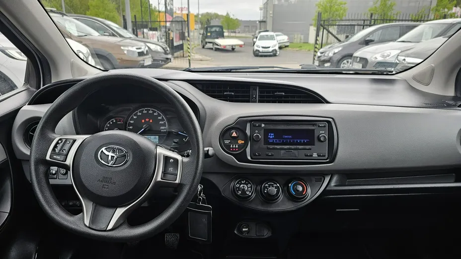 TOYOTA Yaris -