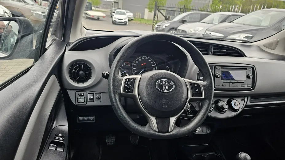 TOYOTA Yaris -