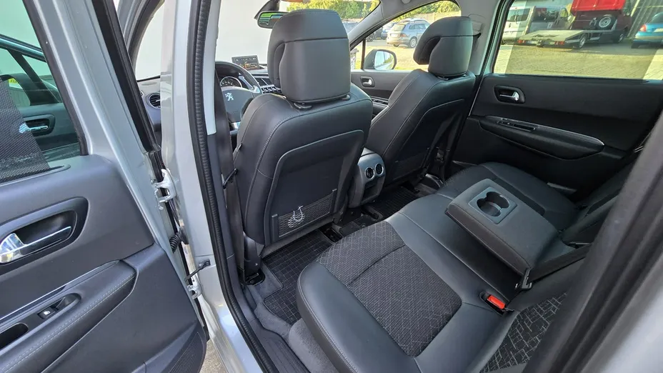 PEUGEOT 3008 -
