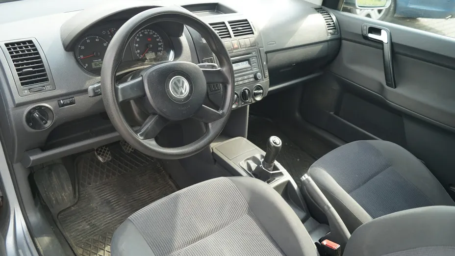 VOLKSWAGEN Polo -