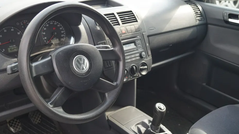 VOLKSWAGEN Polo -