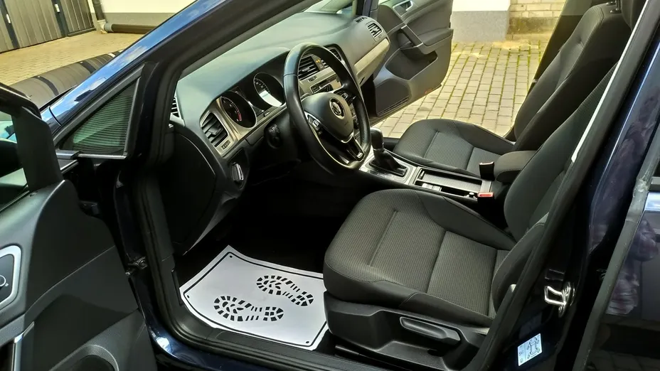 VOLKSWAGEN Golf -