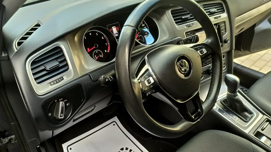 VOLKSWAGEN Golf -