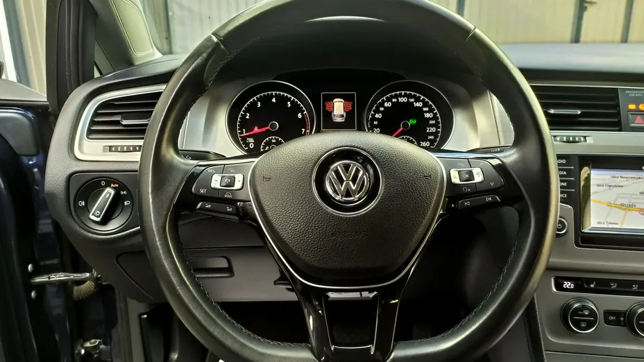 VOLKSWAGEN Golf -