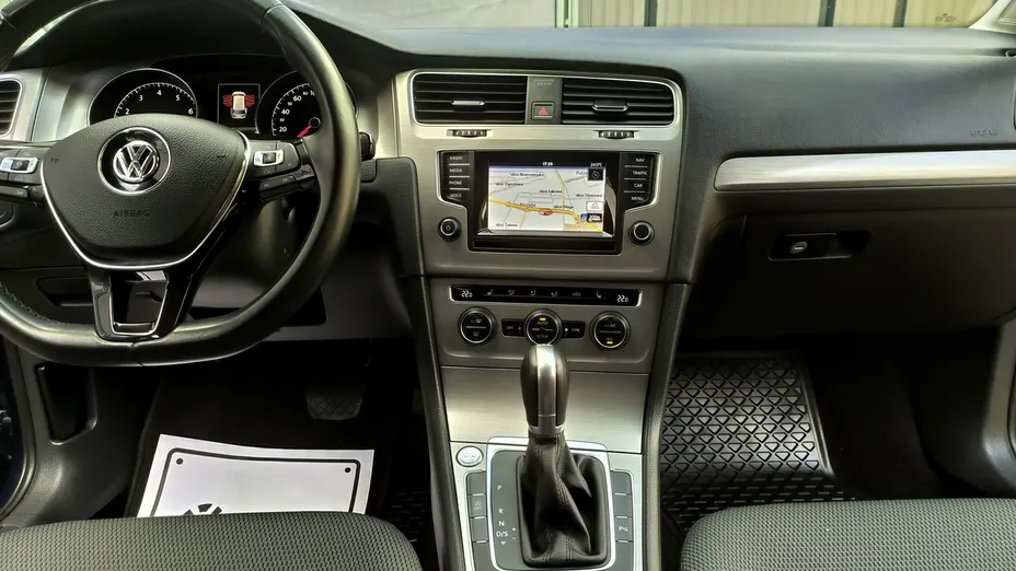 VOLKSWAGEN Golf -