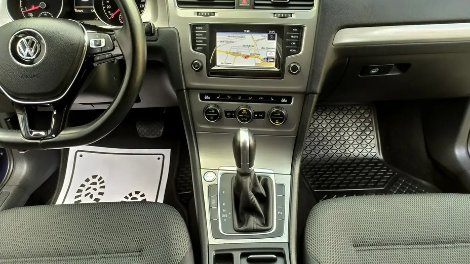 VOLKSWAGEN Golf -