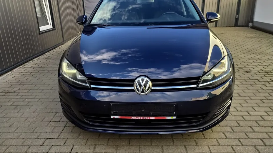 VOLKSWAGEN Golf -