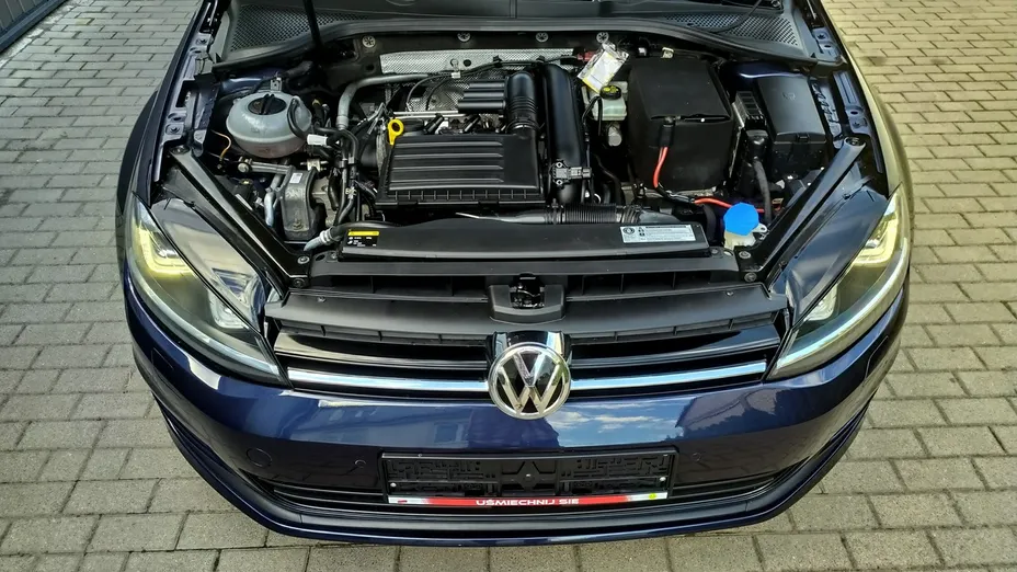 VOLKSWAGEN Golf -