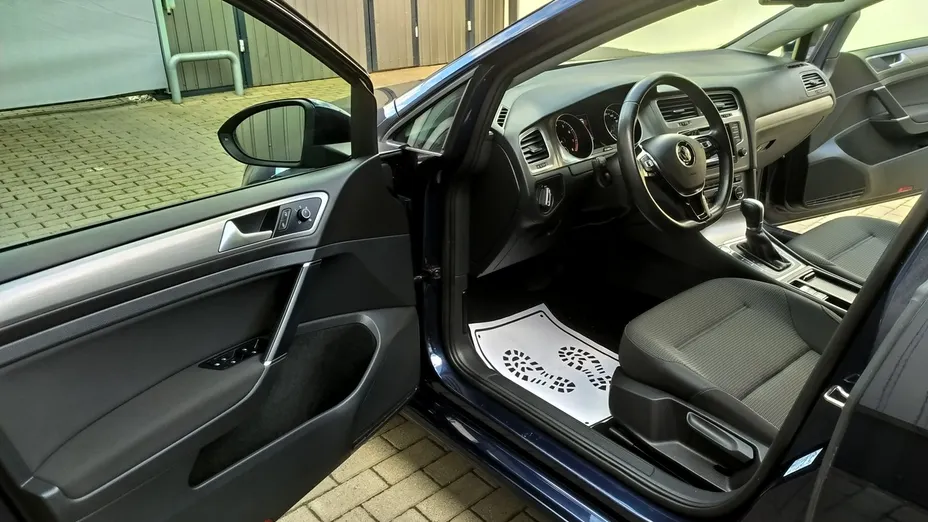 VOLKSWAGEN Golf -