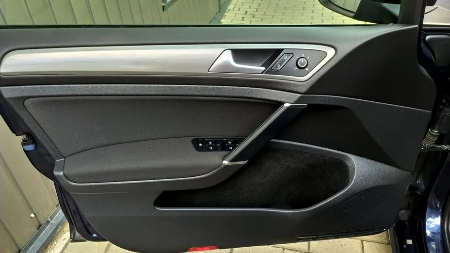 VOLKSWAGEN Golf -