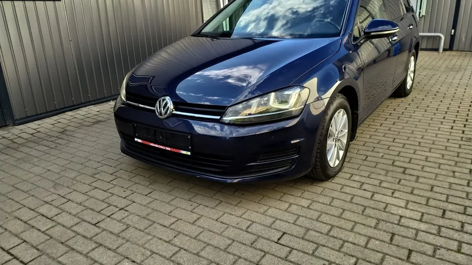 VOLKSWAGEN Golf -