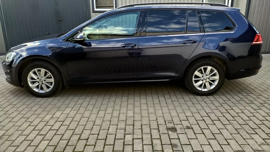 VOLKSWAGEN Golf -