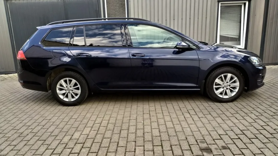 VOLKSWAGEN Golf -