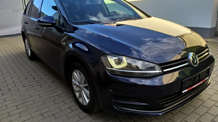 VOLKSWAGEN Golf -